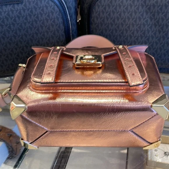 MICHAEL KORS
Manhattan Md TH SCHOOL Crackled Metallic Leather SATCHEL
Primrose - Picture 11 of 16